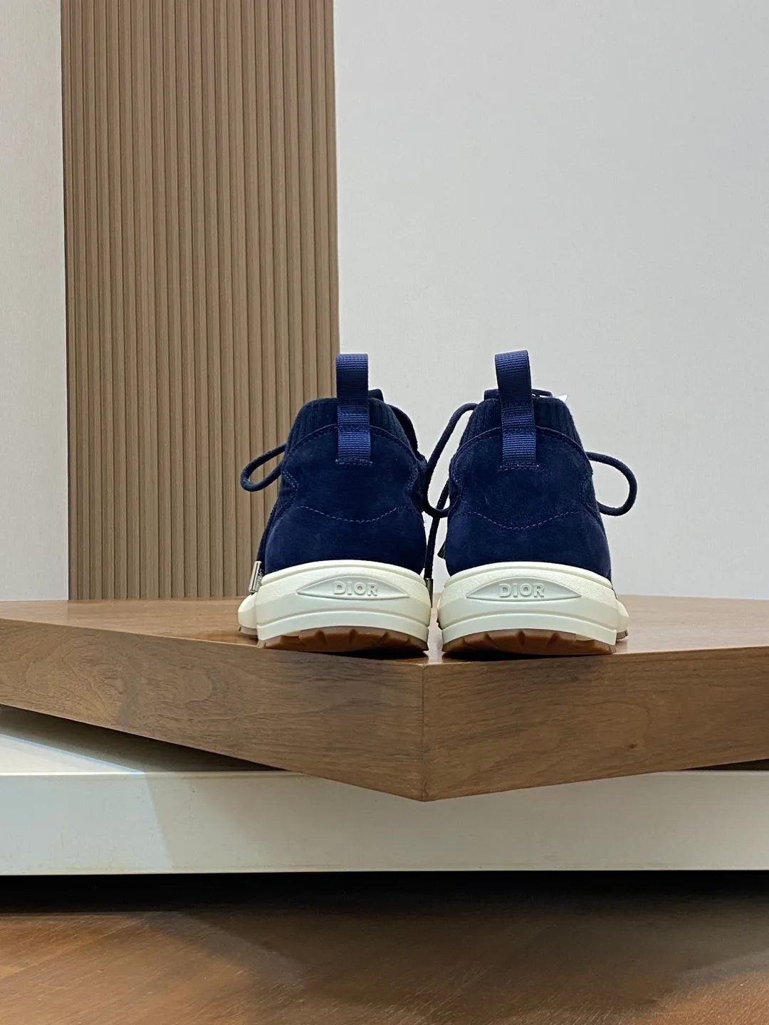 Factory price: 438💰Dior’s latest men’s fashion sneakers. This item draws inspiration from retro jogging shoes. Featuring a thick, low-top design, it features a mesh fabric upper and an ultra-light rubber foam sole. The side is decorated with an embossed "Di~r" logo. Code number: 39-44 (order 38, 45, 46)